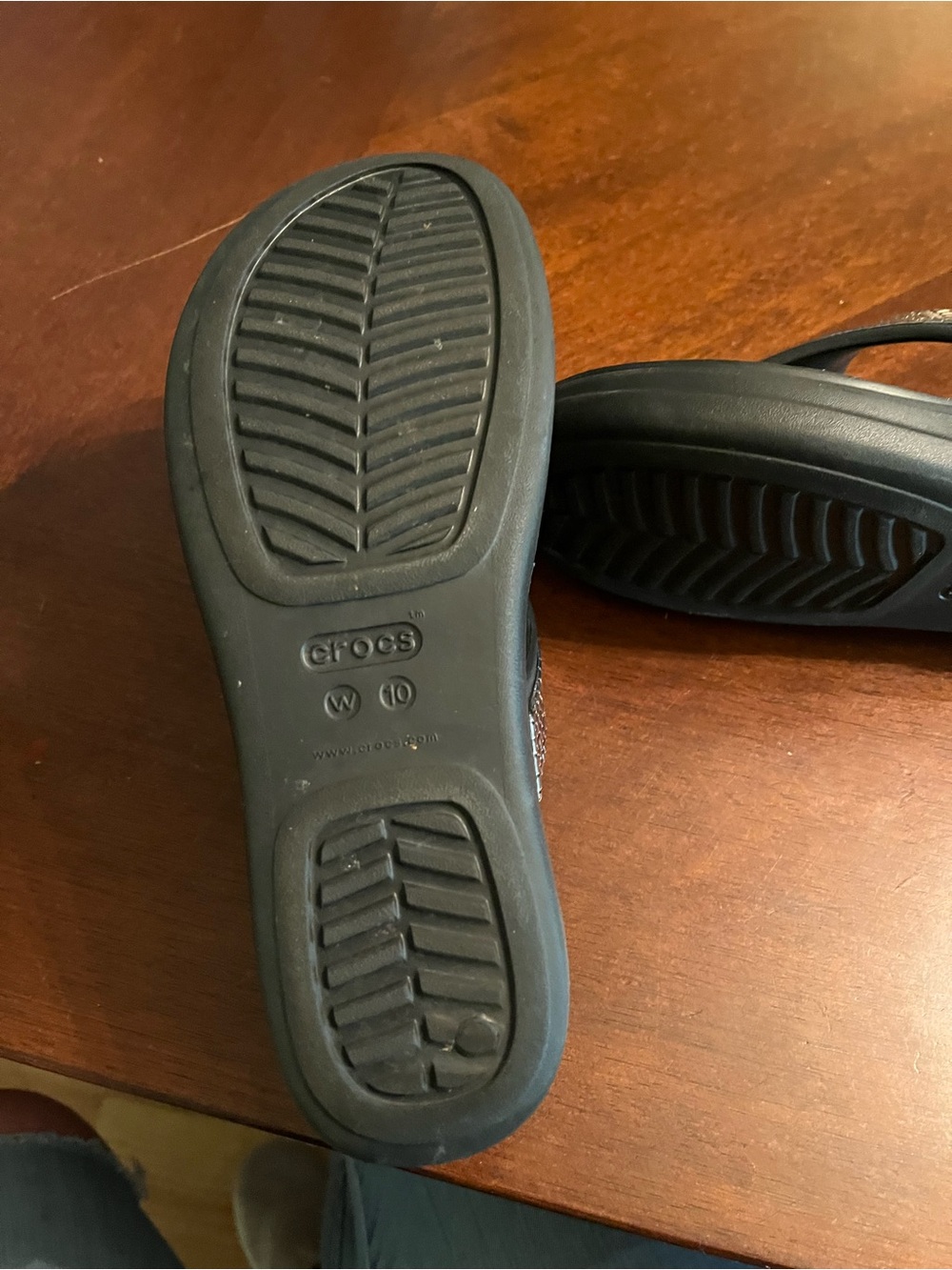 CROCS Women’s Metallic Silver Snake-Print Thong Sandals - Picture 8 of 11